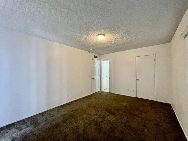 Building Photo - Large yard, 2 bed 1 bath home