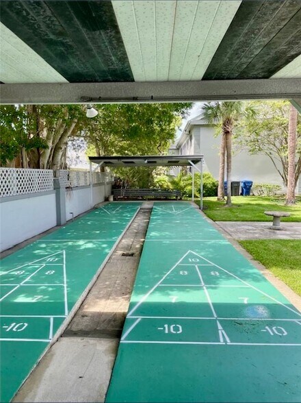 Building Photo - 6965 Avenue des Palais