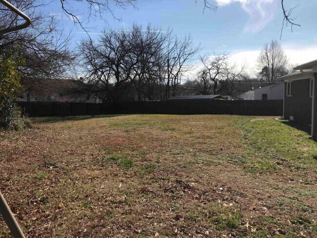 Building Photo - 1107 Westmoreland Dr