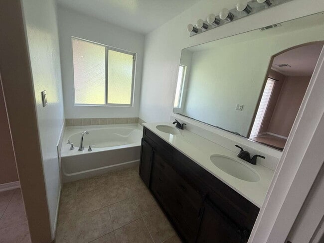 Building Photo - Charming Single-Story Home with Spacious Layout & Modern Comforts