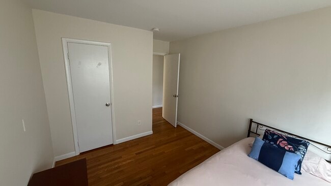 Building Photo - 484 Main St