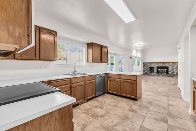 Building Photo - 5BR Sandy Home w/ NEW Flooring, Huge Basement & Large Backyard