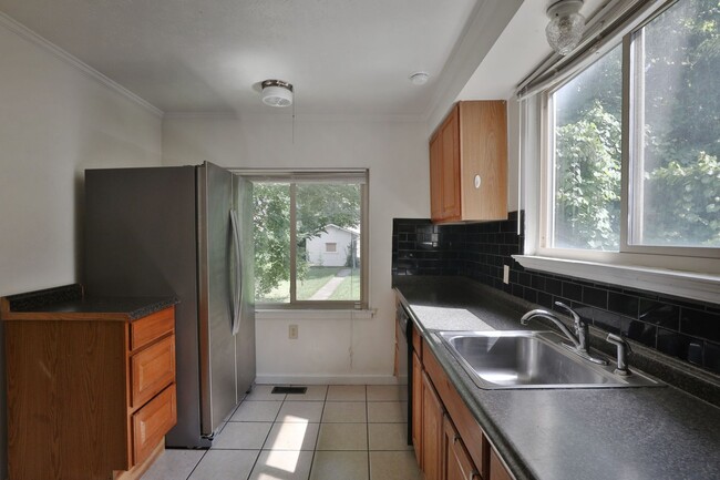 Building Photo - 5br,1.5ba, FREE off-street parking, huge f...