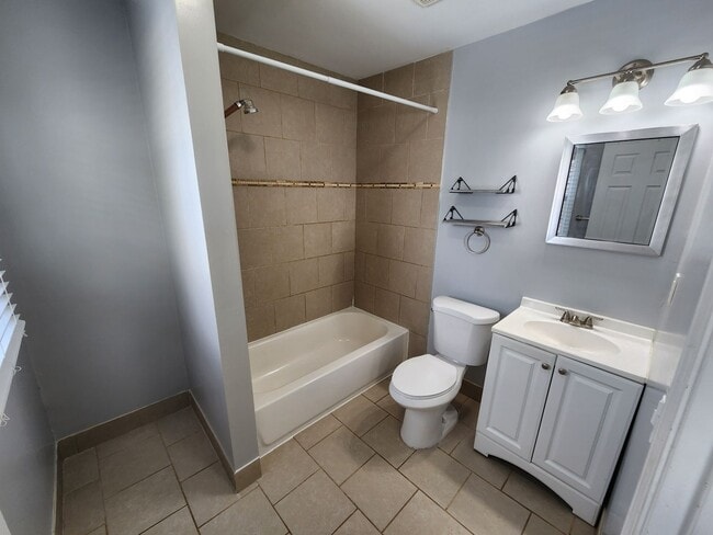 Building Photo - 2 bed 1 bath Berkley ranch