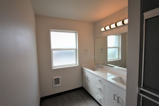Building Photo - Move in Special!! One-month free with qualified applicants!! Modern design 3-bed, 2.5-bath duplex!