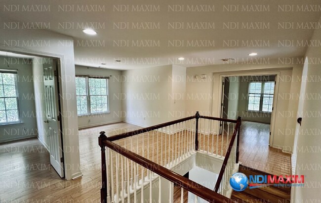 Building Photo - Nice house overlooking pool and playground in Duluth