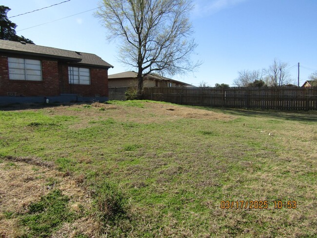 Building Photo - Remodeled three-bedroom home located in th...