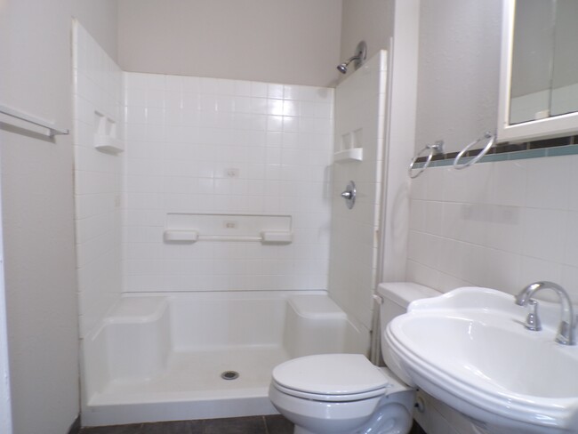 Building Photo - 1616 Fulton Ave SW