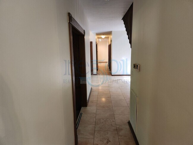 Building Photo - RARE exquisite home on acreage in the heart of West Little Rock!