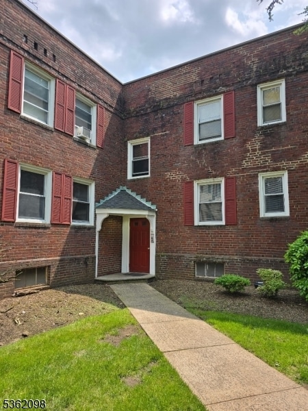 Building Photo - 933 E Front St
