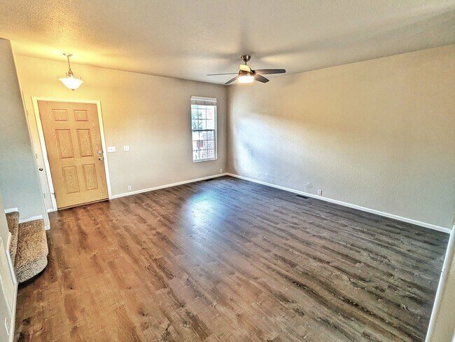 Building Photo - 2 Bedroom 2.5 Bath Townhome