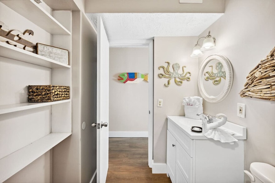 Building Photo - 8743 Thomas Dr