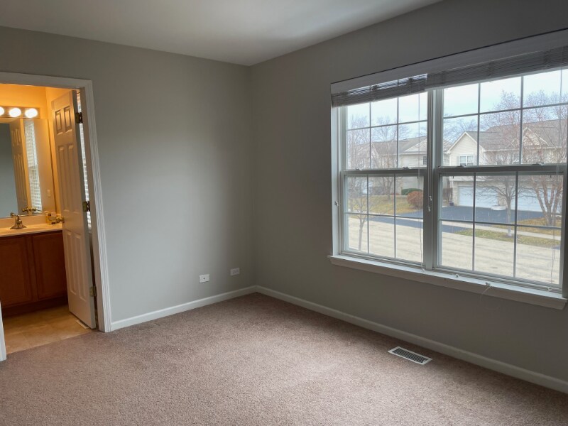 Building Photo - 2401 Sunshine Ln