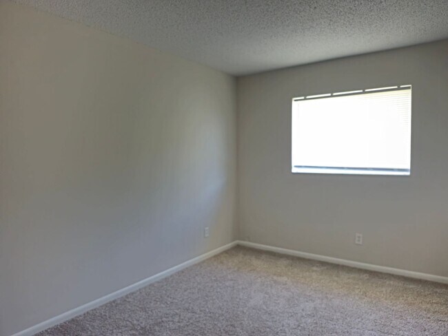 Building Photo - Very Cozy 2 Bedroom 1 Bath with Water incl...