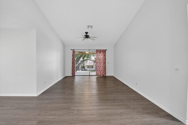 Building Photo - 5530 Coach House Cir