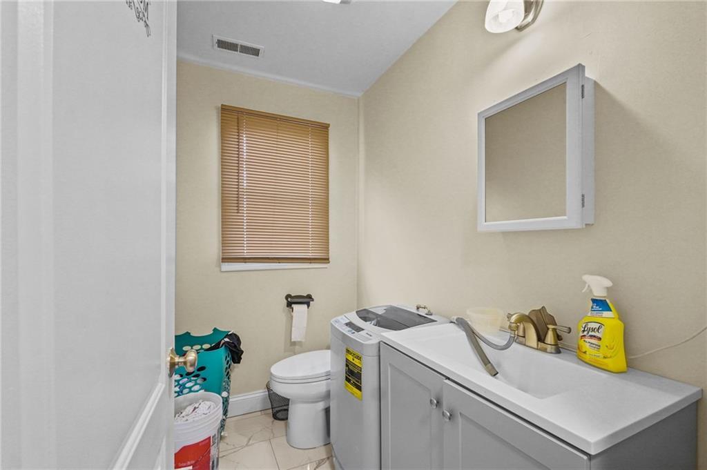 Half bathroom - 46 Ridgeway Ave
