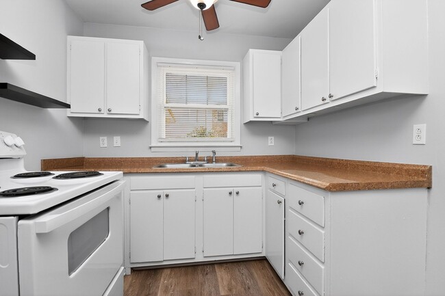 Building Photo - Spring Rent Special on this Adorable Two Bedroom Apartment Near Cotswold!