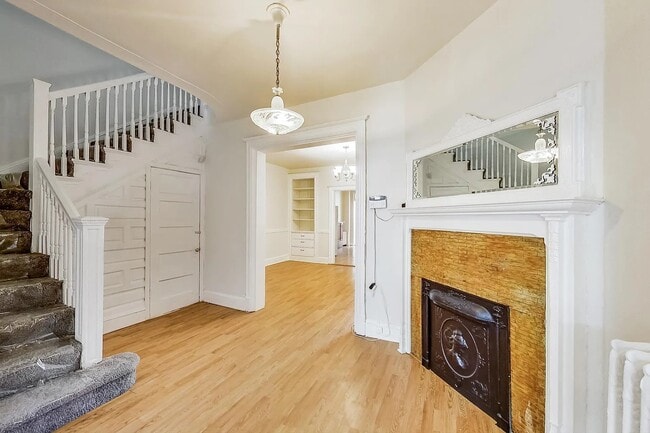 Building Photo - 137 R St NE