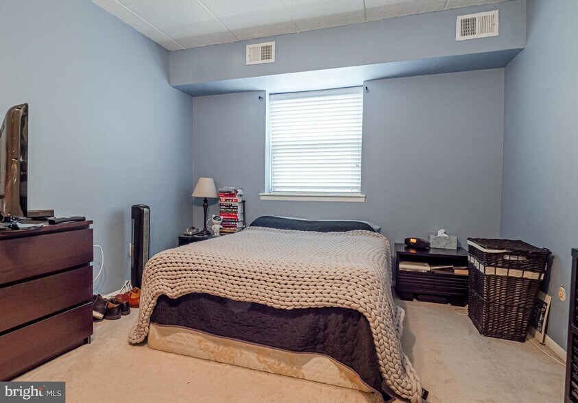 Building Photo - 1906 Valley Dr