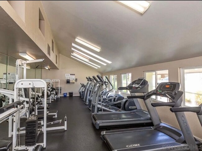 Building Photo - Villa La Jolla