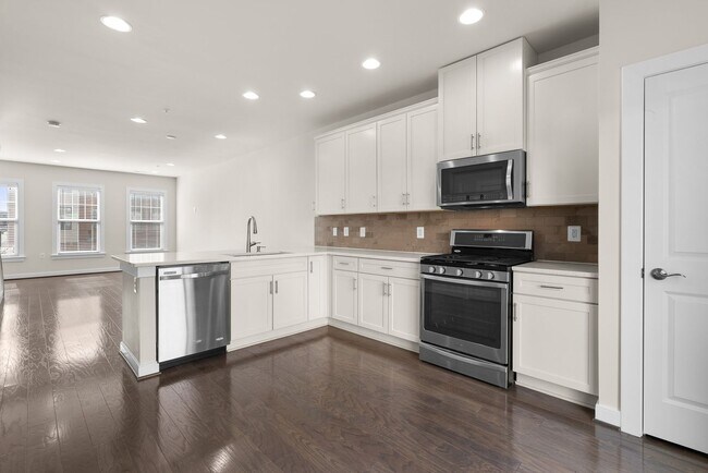 Building Photo - 3 Bed 4.5 Bath - Downtown Crown Townhouse ...
