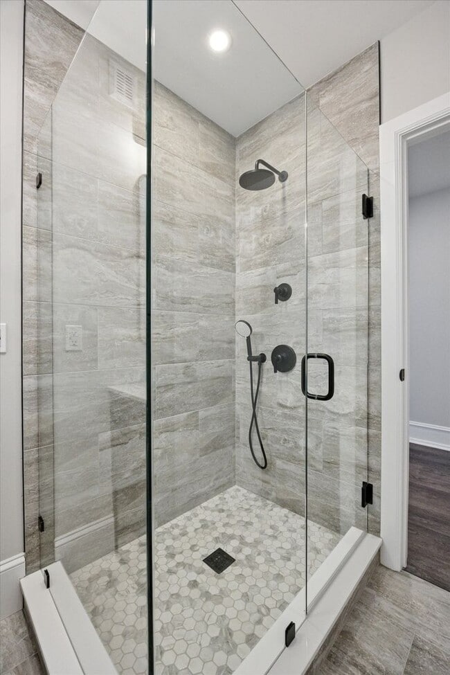 Building Photo - Luxury 2BR/1BA Apartment in the Heart of D...