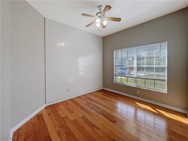 Building Photo - 906 Alfreda Ave