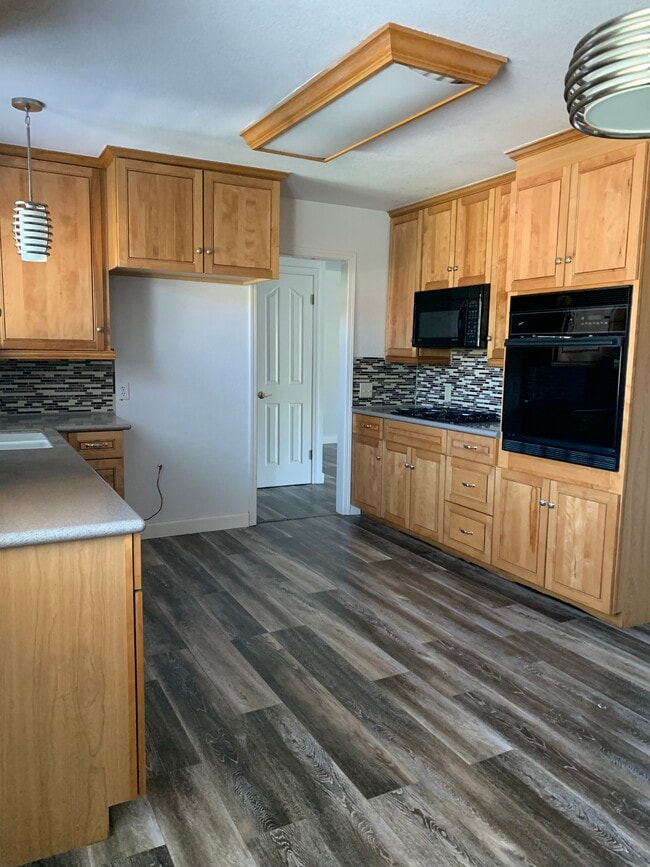 Building Photo - 2420 El Camino Dr