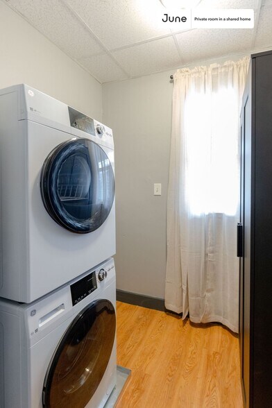 Building Photo - Room in Shared 3 bed/1 bath home