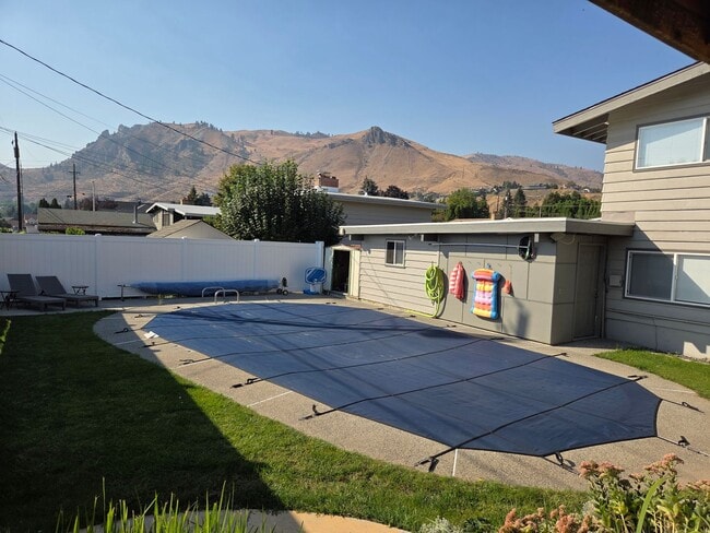 Building Photo - 3Bedroom, 2.5 Bath Mid Century Modern Home...