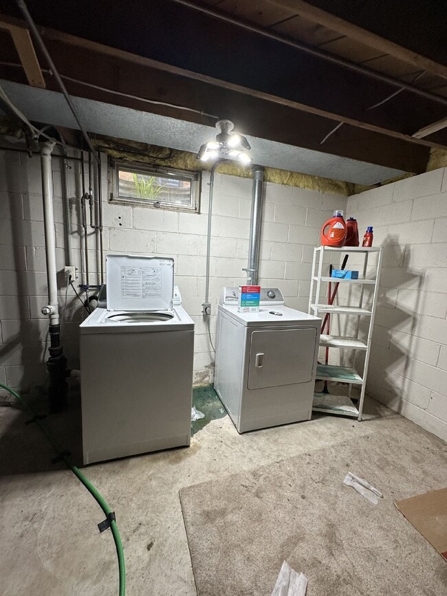 Building Photo - Exciting 3 Bed 1 & 1/2 Bath close to UWEC!