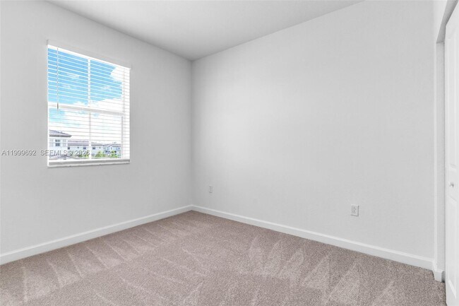 Building Photo - 2661 SE 28th St