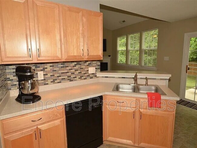 Building Photo - 6225 Saybrooke Dr