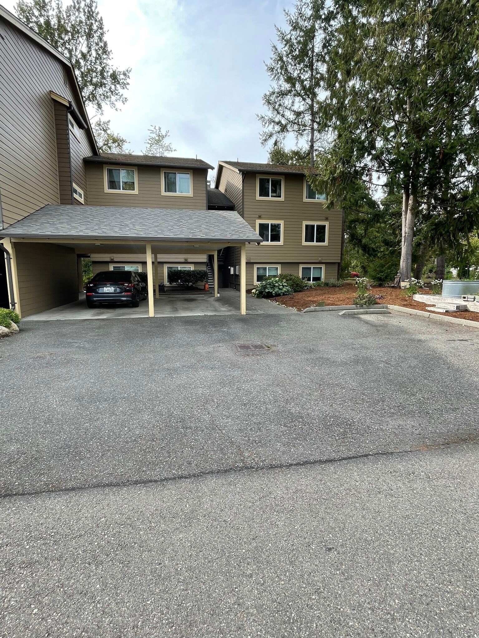2 parking - 280 NW Holly St