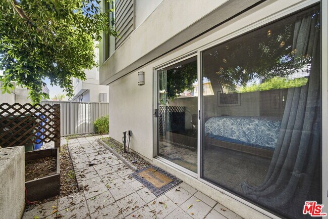 Building Photo - 5911 Saturn St