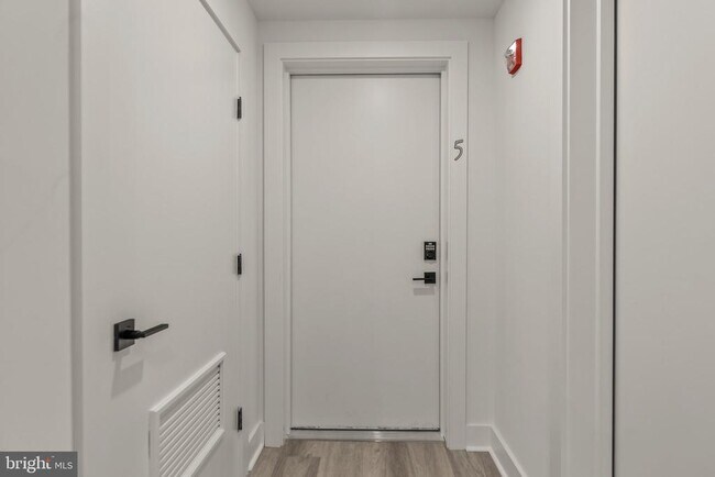 Building Photo - 416 W Girard Ave