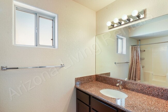 Building Photo - CUL-DE-SAC POOL HOME!