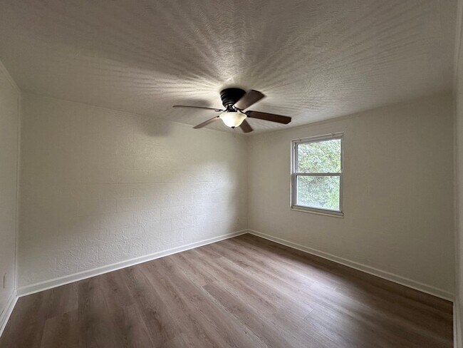 Building Photo - For Rent – $1,100/month | 2 Bed | 1 Bath
