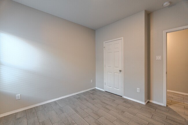 Building Photo - 402 Avenue H