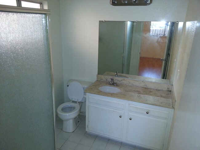 Mater Full Bathroom - 621 E Yorkshire Dr