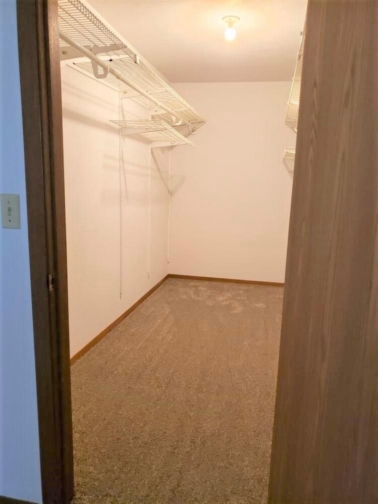 Building Photo - 202 Meadowpark Dr