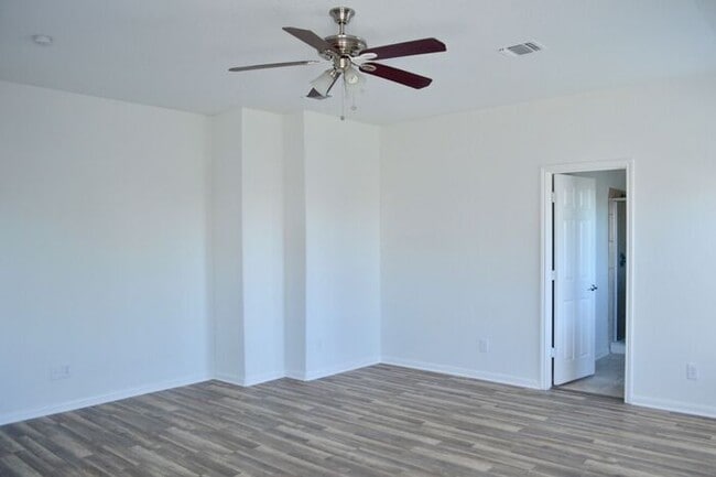 Building Photo - Amazing 4 bed 2 bath 2 story home in Hallie Heights!