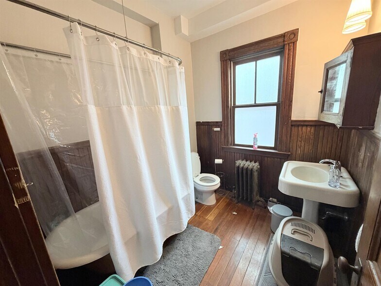 Building Photo - 13 Linden Ave