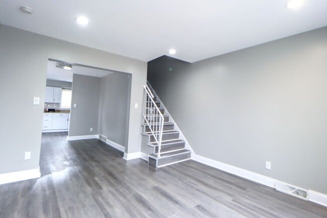 Building Photo - Spacious 3 Bedroom Sunnyside Duplex