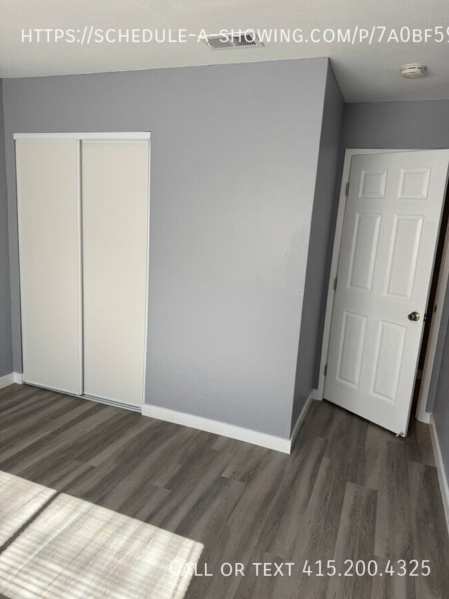 Building Photo - New Floors, Paint and More!! 2 bed 1 bath ...