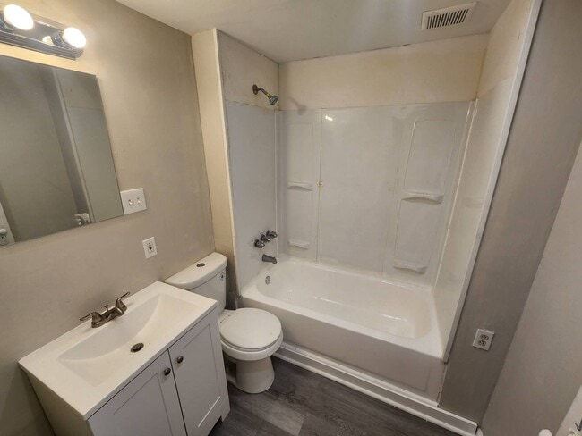 Building Photo - Charming 4-Bedroom Property in Prime Location