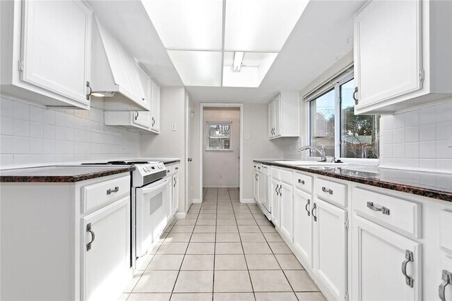 Building Photo - 5000 Goodwin Dr