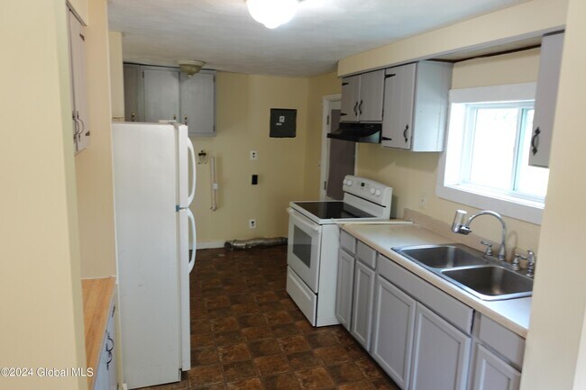 Building Photo - 844 Burden Lake Rd