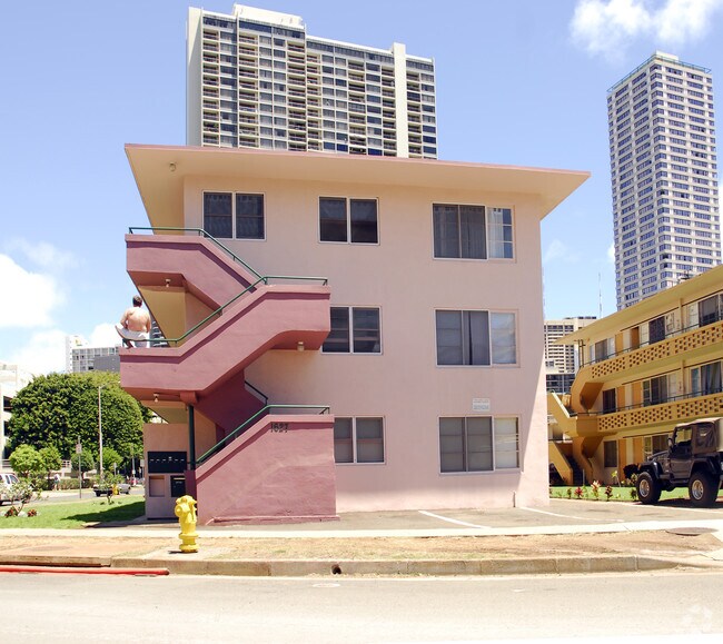 Building Photo - 1621-1627 Ala Wai Blvd