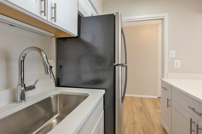 Building Photo - Sunny Renovated Studio w/Utilities Include...